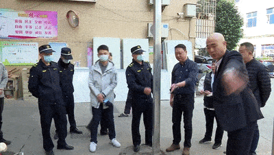 小區保安亭修繕引風波 物業施工堵路，業主回家難